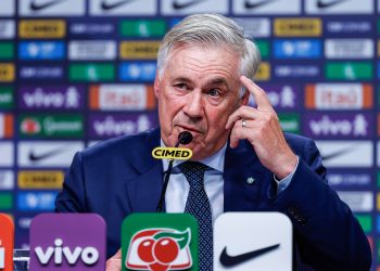El técnico Carlo Ancelotti en una rueda de prensa de la selección de Brasil. Ancelotti ha declarado que el estado físico de Neymar será clave para su convocatoria al Mundial.