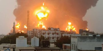 Al menos dos muertos y 35 heridos en ataques aéreos de Israel contra la capital del Yemen