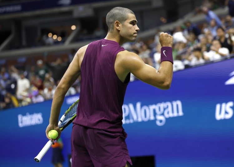 Carlos Alcaraz de España levanta su puño hacia el box de su equipo después de ganar un punto de partido contra Reilly Opelka de EE. UU. durante la primera ronda del US Open.