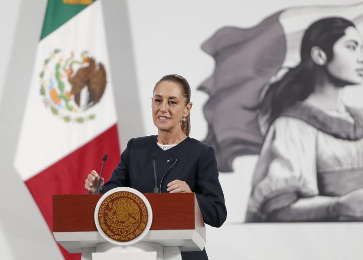 MEX779. CIUDAD DE MÉXICO (MÉXICO), 26/08/2025.- La presidenta de México, Claudia Sheinbaum, habla durante una rueda de prensa este martes, en el Palacio Nacional de la Ciudad de México (México). EFE/ Isaac Esquivel