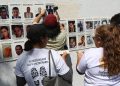 Pegan losetas con imágenes de desaparecidos en Fiscalía de Guerrero
