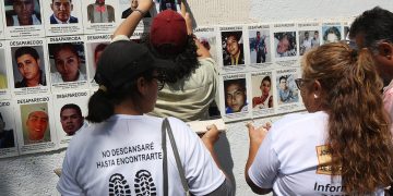 Pegan losetas con imágenes de desaparecidos en Fiscalía de Guerrero