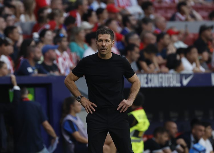 MADRID, 23/08/2025.- El entrenador del Atlético de Madrid, Diego Simeone, durante el partido de fútbol de LaLiga EA Sports que Atlético de Madrid y Elche CF disputan este sábado en el estadio Metropolitano. EFE/Mariscal