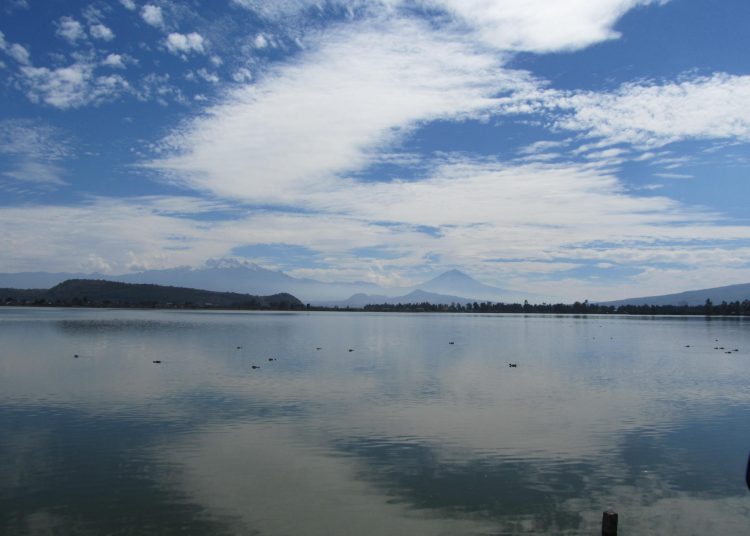 Vista del lago Chalco (México), enmarcado por los volcanes Xico, Popocatépetl e Iztaccíhuatl. Sus sedimentos conservan más de 450 capas de ceniza que registran 400.000 años de erupciones. Un equipo internacional de investigadores liderado por la Universidad de Edimburgo ha determinado que Ciudad de México ha recibido, de media, una capa de ceniza volcánica cada 900 años durante los últimos 400.000, según un núcleo de sedimentos de 500 metros perforado en 2016 en el lago Chalco. FOTO - EFE/