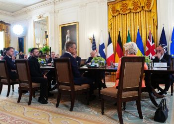 Trump pausó la reunión con Zelenski y líderes europeos para llamar a Putin