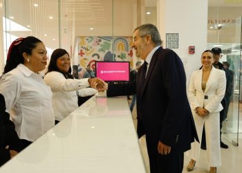 De la Fuente supervisó la operación de oficina municipal de pasaportes en Valle de Chalco