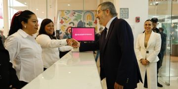 De la Fuente supervisó la operación de oficina municipal de pasaportes en Valle de Chalco