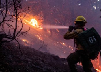 Un incendio al sur de California amenaza viviendas y deja al menos tres heridos
