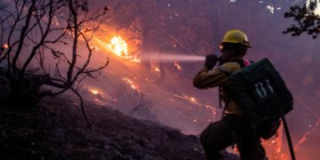 Un incendio al sur de California amenaza viviendas y deja al menos tres heridos