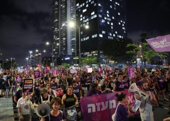 Cientos de miles de israelíes piden en Tel Aviv un acuerdo para liberar a los rehenes