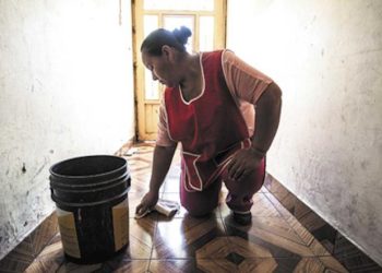 Mujeres mexicanas dedican el doble de su tiempo total de trabajo a actividades no remuneradas