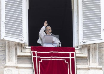 El papa pide que termine “la pandemia de las armas”