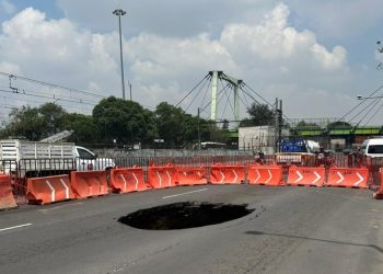 Gobierno capitalino inicia reparaciones en socavón de Calzada Zaragoza