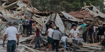 Al menos un muerto y seis heridos por terremoto en Turquía