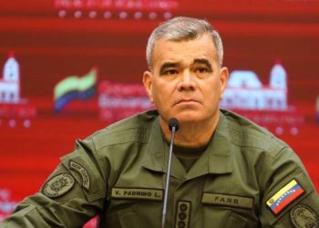 Titular de Defensa venezolano advierte que lucharán si EU “pone un pie” en su territorio