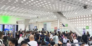 Caos en el AICM por retraso en vuelos; vías de acceso también colapsadas
