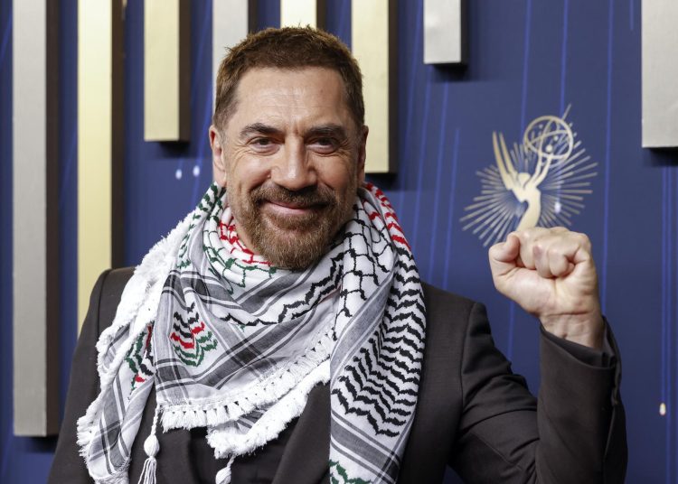 Elenco de ‘The Studio’ celebra tras ganar 13 premios Emmy en 2025.