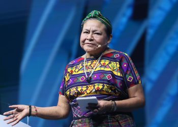 Rigoberta Menchú advierte sobre la deshumanización en la era digital