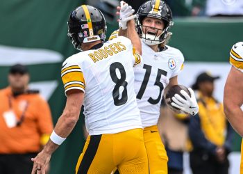 Aaron Rodgers guió este domingo con cuatro pases de anotación