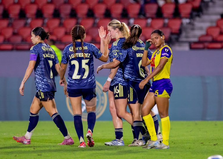 Dayane Nichole Madrid (d) de Chorrillo disputa el balón con Irene Guerrero de América
