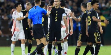 La selección Mexicana al finalizar su partido ante su similar de Japón.