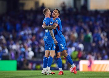 El uruguayo Santiago Homechenko convirtió este miércoles dos goles, uno por un error del guardameta colombiano Kevin Mier, para darle al Querétaro el empate 2-2 en la casa del líder Cruz Azul