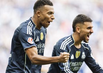 Los jugadores del Real Madrid celebran el gol del delantero turco del Real Madrid