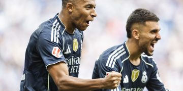 Los jugadores del Real Madrid celebran el gol del delantero turco del Real Madrid