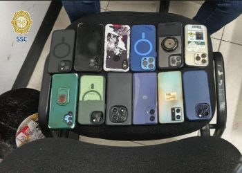 Detienen a menor con 13 celulares robados durante el Grito en el Zócalo