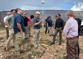 Embajador de EU en México visita frontera de Sonora
