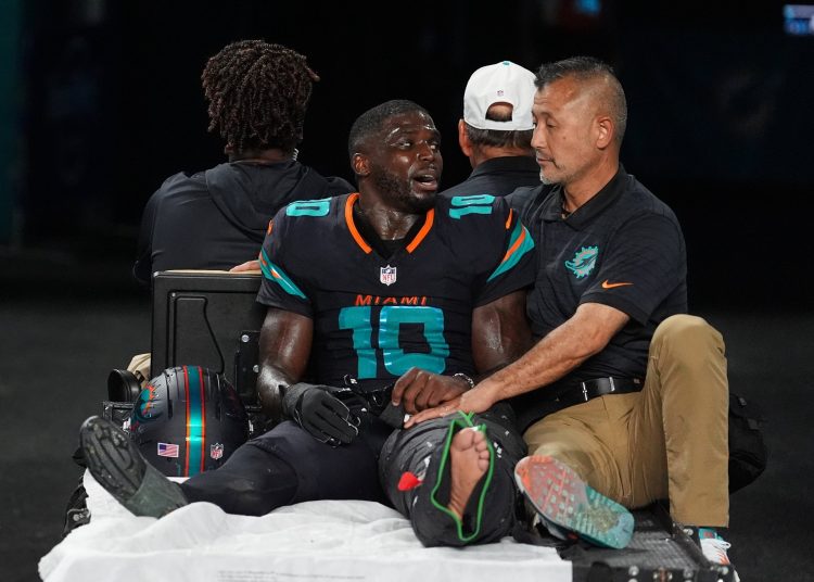La gravísima lesión sufrida por Tyreek Hill, quien abandonó el terreno de juego en camilla tras torcerse la pierna izquierda, amargó este lunes la victoria de los Miami Dolphin