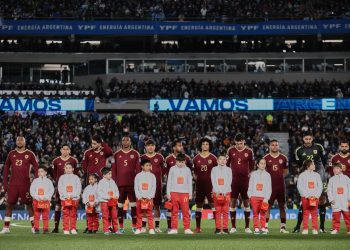 Jugadores de Venezuela forman este jueves, en un partido