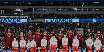 Jugadores de Venezuela forman este jueves, en un partido