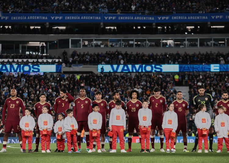 Jugadores de Venezuela forman este jueves, en un partido
