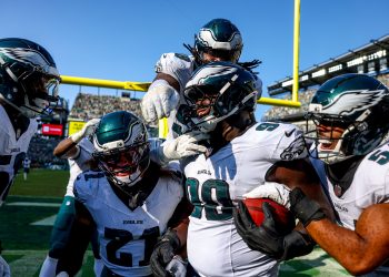 Jalen Hurts lideró este domingo una remontada de 19 puntos de los campeones Philadelphia Eagles, que derrotaron por 33-26 a Los Angeles