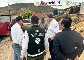 Elementos de Protección Civil en Baja California Sur tras el paso de la tormenta Lorena