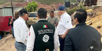 Elementos de Protección Civil en Baja California Sur tras el paso de la tormenta Lorena