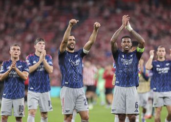 Los jugadores del Arsenal celebran la victoria con su afición al finalizar el primer partido