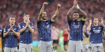Los jugadores del Arsenal celebran la victoria con su afición al finalizar el primer partido