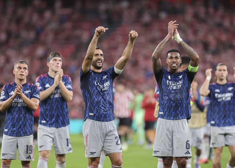 Los jugadores del Arsenal celebran la victoria con su afición al finalizar el primer partido