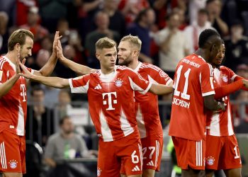 Harry Kane of Bayern Munich (L) celebrates with teammates
