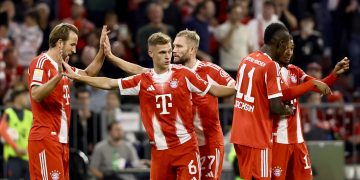 Harry Kane of Bayern Munich (L) celebrates with teammates