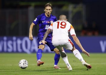 Luka Modric de Croacia (izq.) en acción contra Stefan Loncar de Montenegro (izq.) durante la Copa Mundial de 2026.