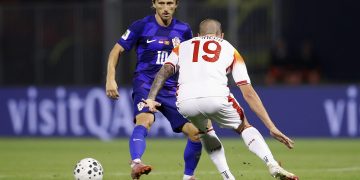 Luka Modric de Croacia (izq.) en acción contra Stefan Loncar de Montenegro (izq.) durante la Copa Mundial de 2026.