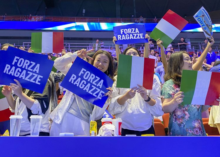 Shenzhen (China), 19/09/2025.- La inconmensurable Jasmine Paolini le dio a la selección italiana un soplo de aire fresco tras conseguir una gran remontada ante la ucraniana Elina Svitolina por 3-6, 6-4 y 6-4, que manda la eliminatoria al partido de dobles para pelear por un puesto en la final de la Copa Billie Jean King. En la imagen, la afición china animando a Italia durante el Jasmine Paolini vs Elina Svitolina. EFE/Claudio Rosa