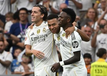 El delantero francés del Real Madrid Kylian Mbappé (c) celebra con Álvaro Carreras (izda) y Vinicius el segundo gol conseguido durante el partido de la jornada 5 de LaLiga EA Sports, que disputan el Real Madrid