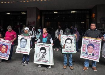 Familiares exigiendo justicia por los estudiantes desaparecidos