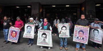 Familiares exigiendo justicia por los estudiantes desaparecidos