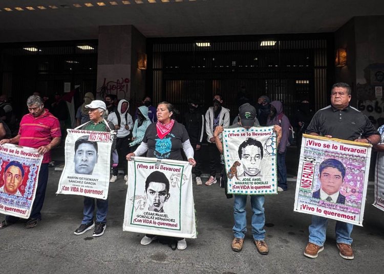 Familiares exigiendo justicia por los estudiantes desaparecidos