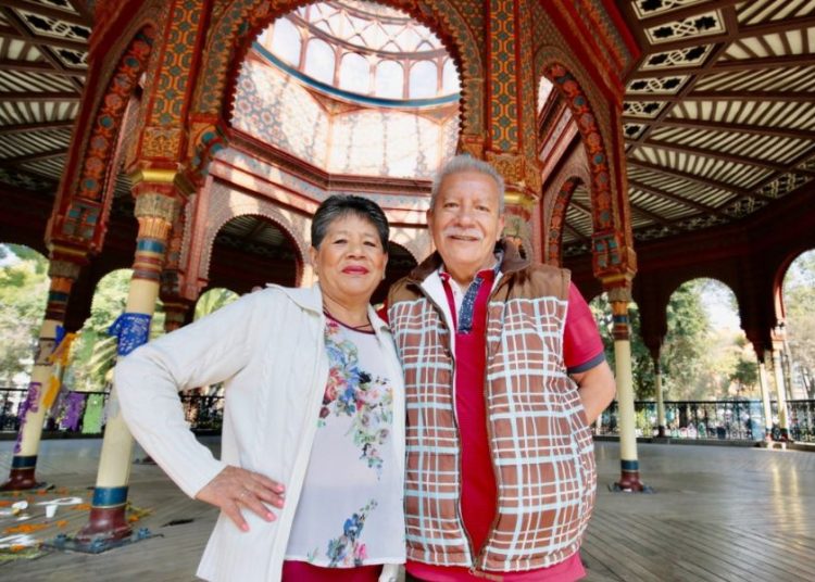 Adultos mayores reciben la Pension Bienestar septiembre 2025 con deposito de 6 mil 200 pesos segun calendario de pagos por apellido